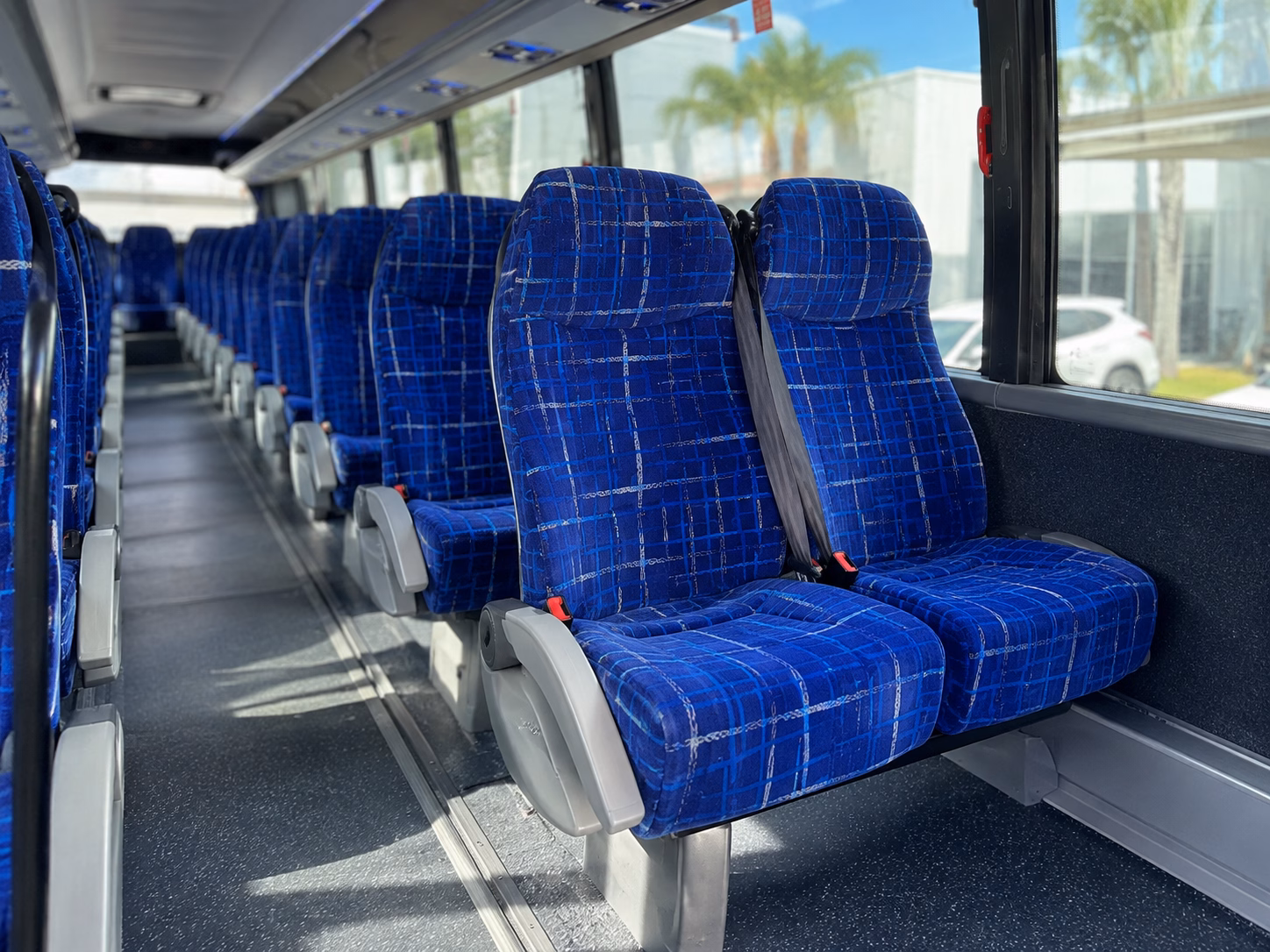 sakonnet vineyards and little compton wine tours the right bus for narrow country roads